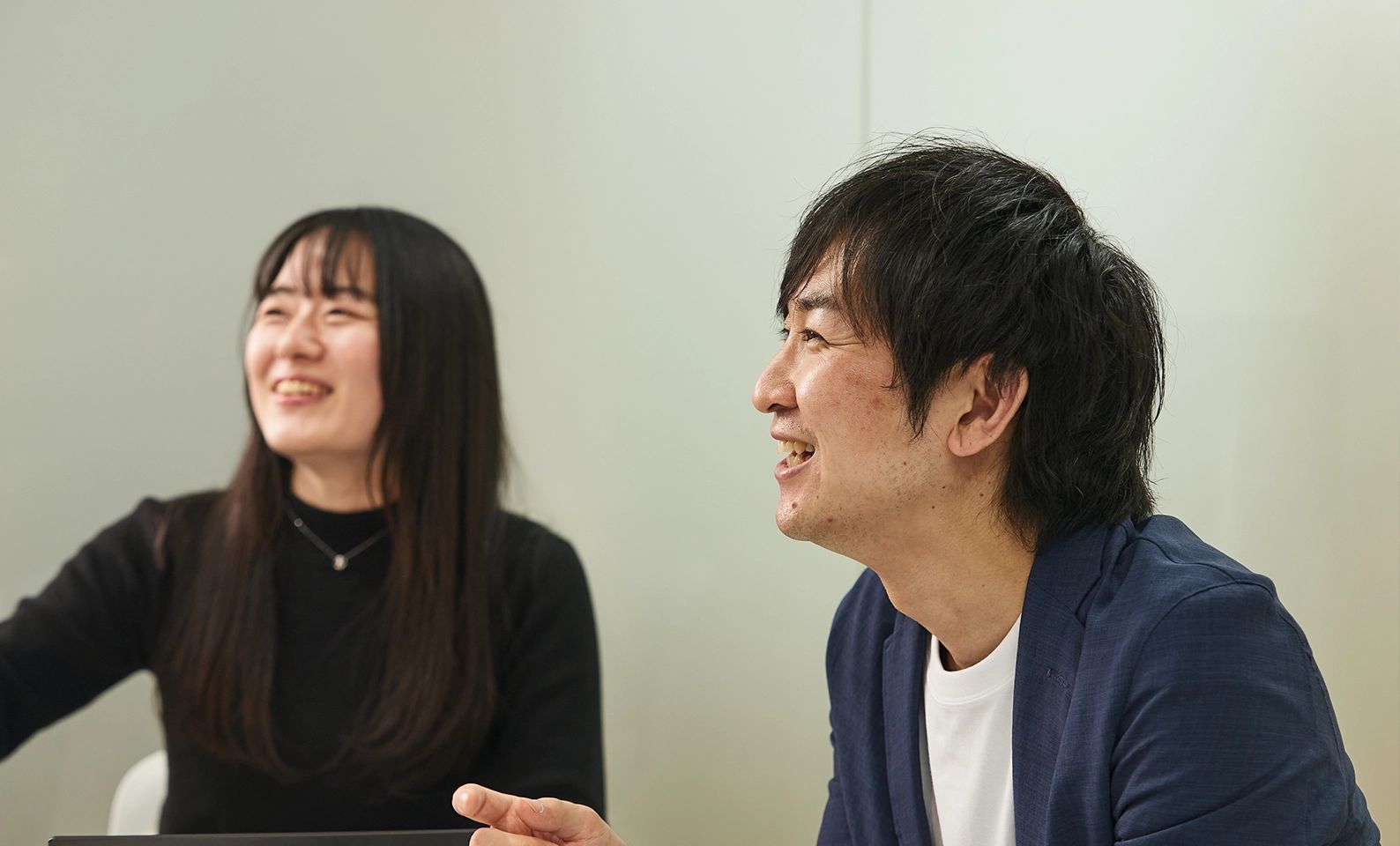 談笑するエージェントの社員
